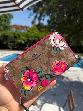 Rare! Coach Medium ID Zip Wallet in Signature Canvas with Vintage Rose Floral